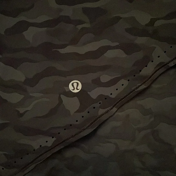 NWOT LULULEMON Navy Camouflage T-Shirt. Size small. - Picture 3 of 3
